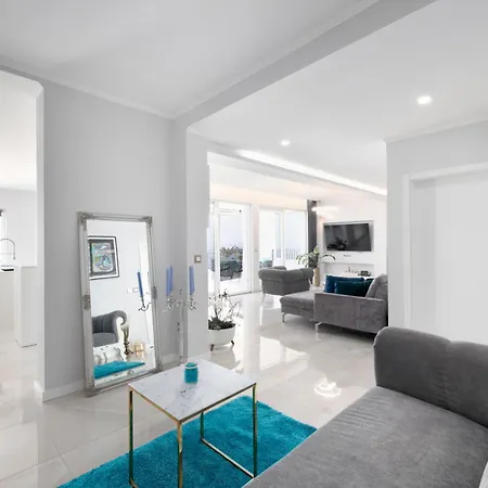 New -150m2 Penthouse With Shared Pool - Smaragd מאקרסקה